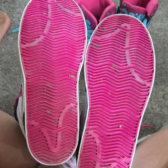 Nike Black and Pink Sneakers with Sporty Design - Picture 5 of 5